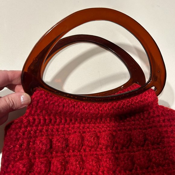 Red popcorn knit handbag with brown lucite handles - Picture 2 of 5